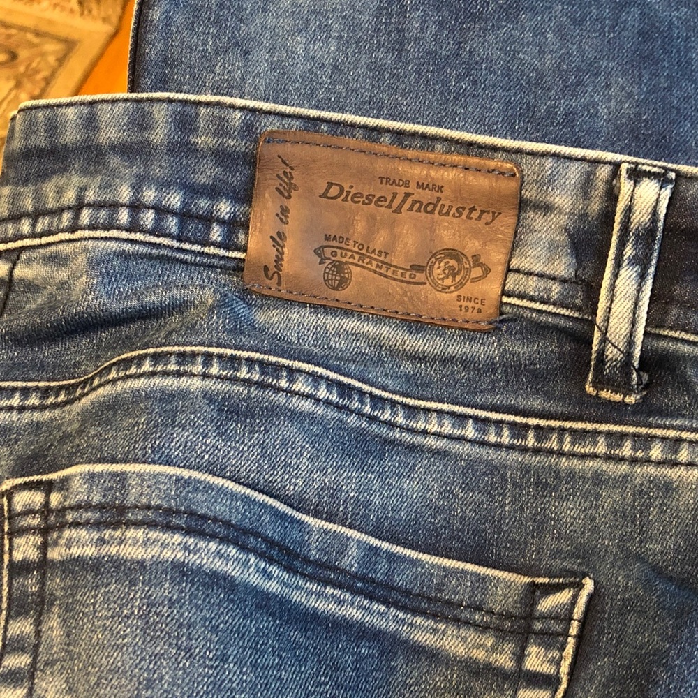 Diesel Men’s Slim Straight Blue Jeans made in Italy w Leather Logo Patch